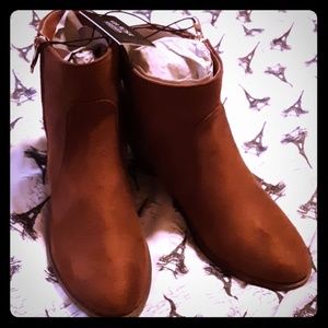 Via Rosa women's boots in cognac. Size 7. NWT.